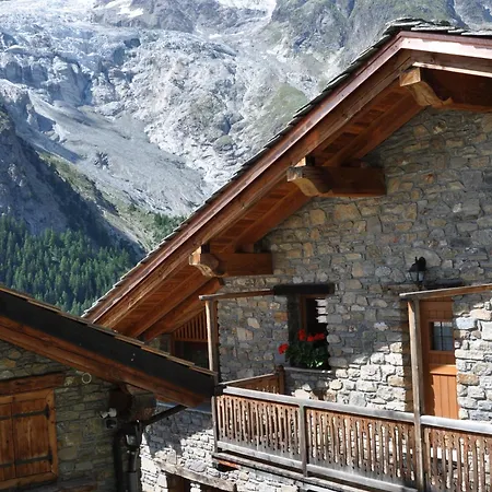 Aux Pieds Du Mont-blanc Mansarda Apartmán Courmayeur