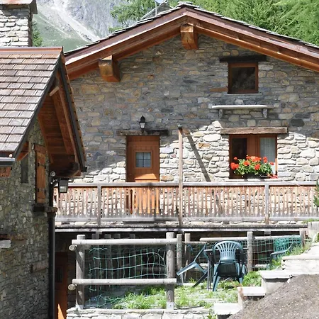 Aux Pieds Du Mont-blanc Mansarda Apartmán