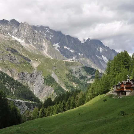 Apartment Aux Pieds Du Mont-blanc Mansarda Courmayeur