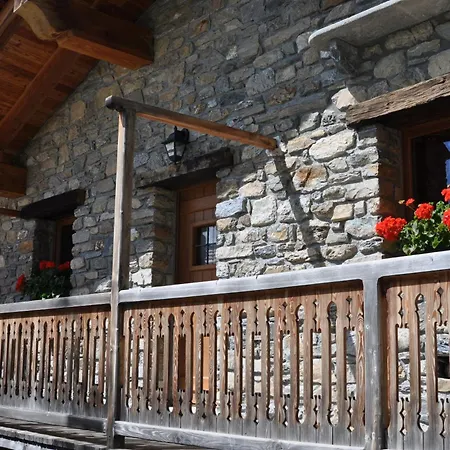 Apartment Aux Pieds Du Mont-blanc Mansarda Courmayeur