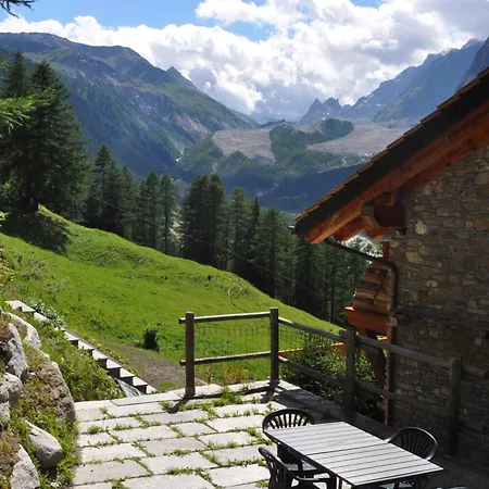 Aux Pieds Du Mont-blanc Mansarda Apartment